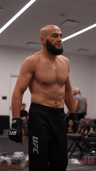 Альберт Дураев разминается перед боем на UFC Остин